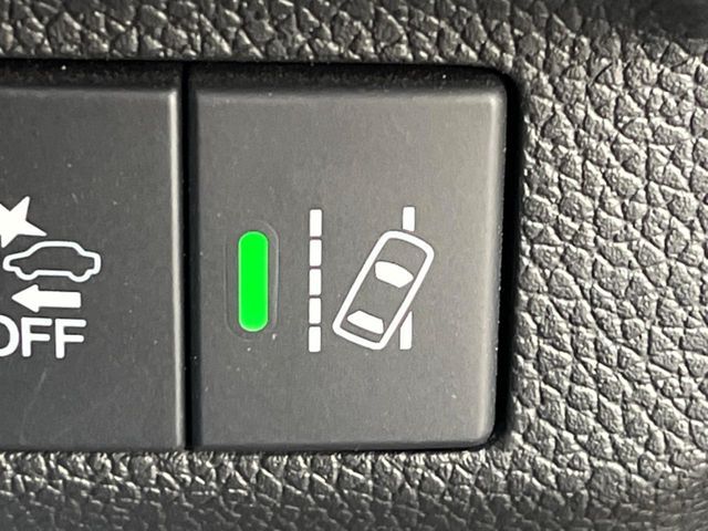 【車線維持支援システム】高速道路走行時、車線からはみ出しそうな時にステアリングを制御。より安心・安全な運転をサポートしてくれます！