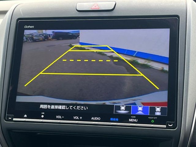 【バックカメラ】駐車時に後方がリアルタイム映像で確認できます。大型商業施設や立体駐車場での駐車時や、夜間のバック時に大活躍！運転スキルに関わらず、今や必須となった装備のひとつです！