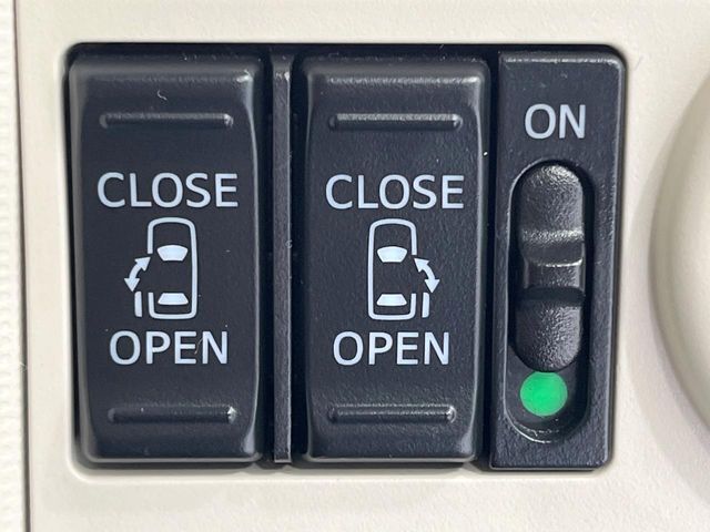 【両側パワースライドドア】スマートキーや運転席のスイッチで後席両側スライドドアの開閉が可能♪電動だから力を入れてドアを開ける必要が無く、小さなお子様でも簡単に開け閉めでき快適です♪