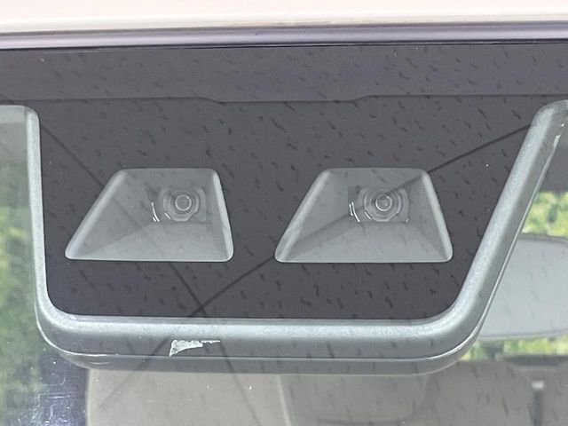 【スマートアシスト】走行中に前方の車両等を認識し、衝突しそうな時は警報とブレーキで衝突回避と被害軽減をアシスト。より安全にドライブをお楽しみいただけます。