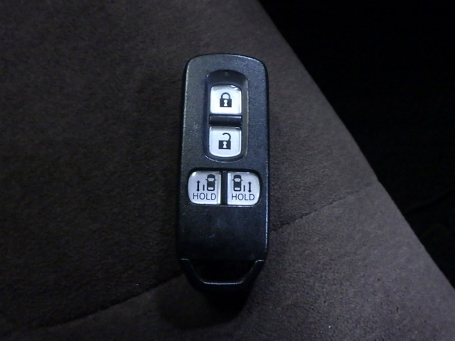 スマートキー付！キーを取り出さなくてもドアロックの施錠・開錠、エンジンの始動が出来ます！雨の日や荷物の多い日にとても便利ですね♪