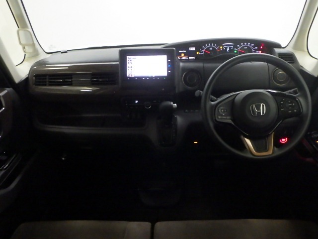 ドライバーを包み込むように、ディスプレーやスイッチ、コンソールを配置。座った瞬間から運転への期待が！空間そのものの心地よさにこだわっています。