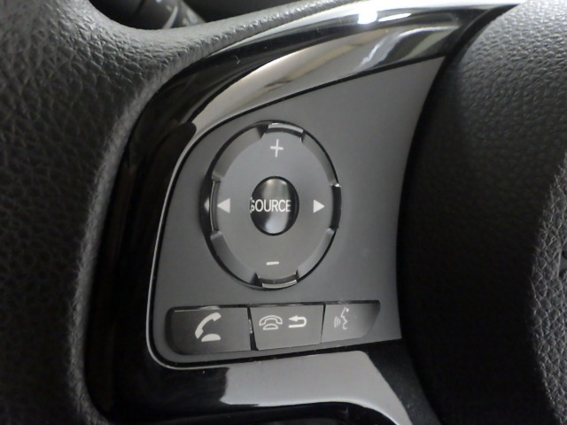 ハンドルにオーディオの操作スイッチが装備されています！視線を前方から外さずハンドルから手を離さずに操作できるのでとっても安全ですね♪