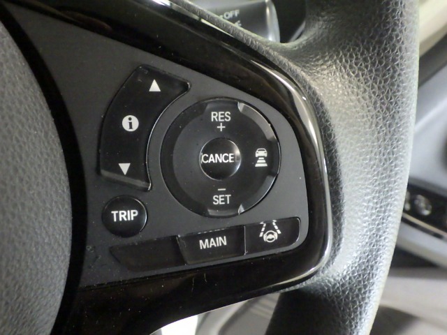 ハンドル右側にはクルーズコントロールのスイッチが装備され運転中の操作も安心して行えます！
