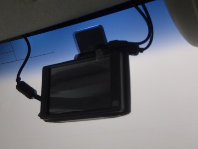 『ドライブレコーダー』動画を残すことで万が一の事態に遭遇した時の必須アイテムです！急ブレーキ・急ハンドルが起こった際、自動で記録が上書きされずに保存され、後でPC等で確認出来ます。