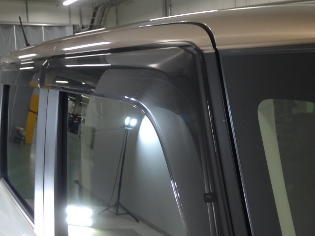 雨天時の換気に役立つドアバイザーを装備☆陽射しを遮る効果もありますので、人気の用品です☆