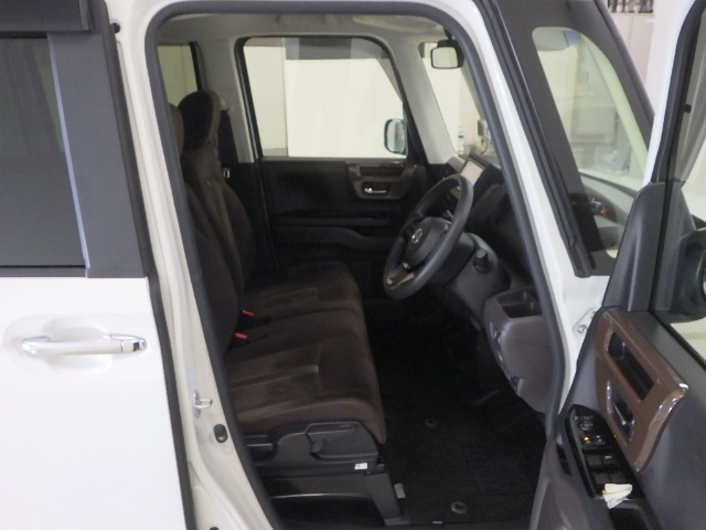 すわり心地の良い運転席・助手席です。長時間のドライブの疲れ軽減に貢献します。どうぞ快適なドライブを♪