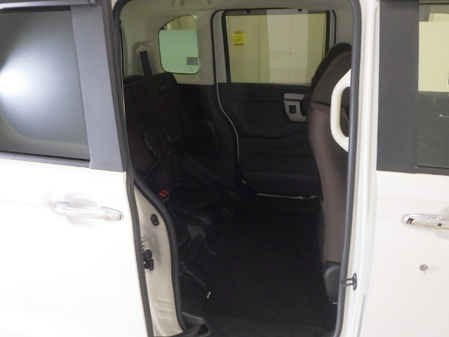 座面を跳ね上げれば、後席が背の高い空間に◎アイデア次第で使い方が広がります♪