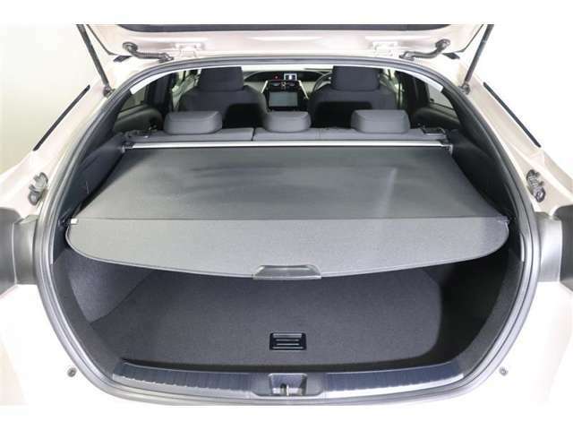 車外からのプライバシー保護に役立つトノカバー。使用しないときはデッキボード下のスペースへ収納可能。