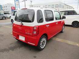 ボディーカラーはレッドホワイトツートン