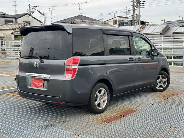 ピースオートでは、板金・塗装の専属のプロによってキッチリと施工も行っております。新車みたくピカピカとなって戻ってきますよ★