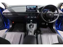 ドライバーを包み込むように、ディスプレーやスイッチ、コンソールを配置。座った瞬間から運転への期待が！空間そのものの心地よさにこだわっています。