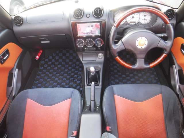 入庫時に外装・内装のクリーニングを施しております。お客様のご希望に応じてボディのコーティングや車内の除菌消臭なども承ります！