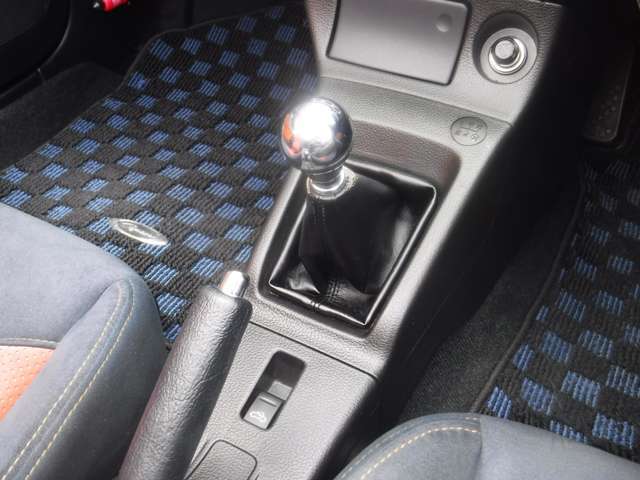 5速マニュアルでスポーツ走行をお楽しみいただけます！