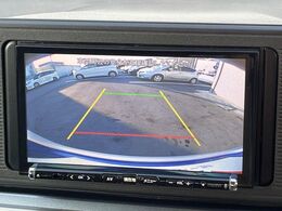 【バックカメラ】駐車時に後方がリアルタイム映像で確認できます。大型商業施設や立体駐車場での駐車時や、夜間のバック時に大活躍！運転スキルに関わらず、今や必須となった装備のひとつです！