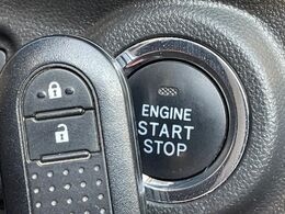 【キーレス】少し離れた場所からでもボタン一つでドアの開錠・施錠ができるのでとっても便利！ドアの鍵穴周りに傷をつけることもありません♪