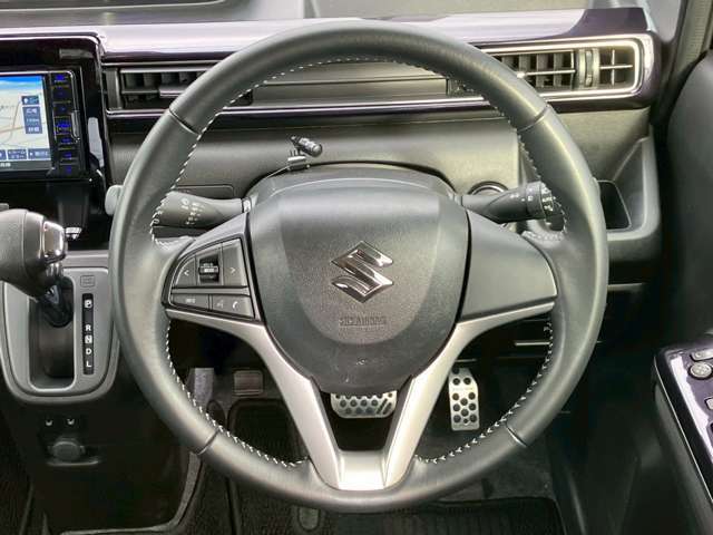 【ステアリングスイッチ】オーディオのボリュームの調節や、ラジオのチャンネルの変更、電話の受け取りなどを可能にします。運転中に目線を下げずに操作可能です。