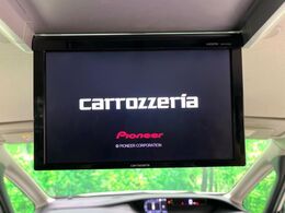 【フリップダウンモニター】大画面モニターで後席でもエンタメをお楽しみいただけます。小さなお子様にも大人気の装備です♪