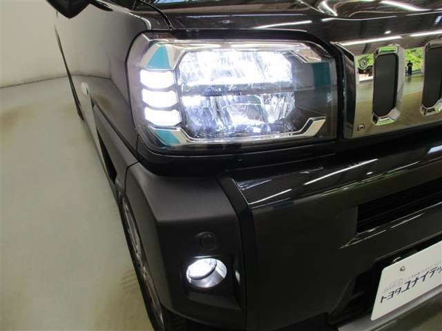 LEDヘッドライトとフォグランプのコラボです。雨や雪の日も安心！フォグランプがお車の存在を際立たせますね♪