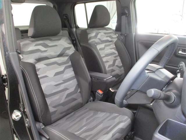 運転席側からの前席ビューです。内装色はブラック系ですので汚れも目立ちにくいです♪