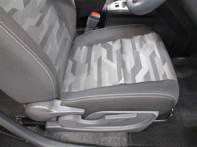 運転席です。座席の上下もできるシートアジャスター付きです。