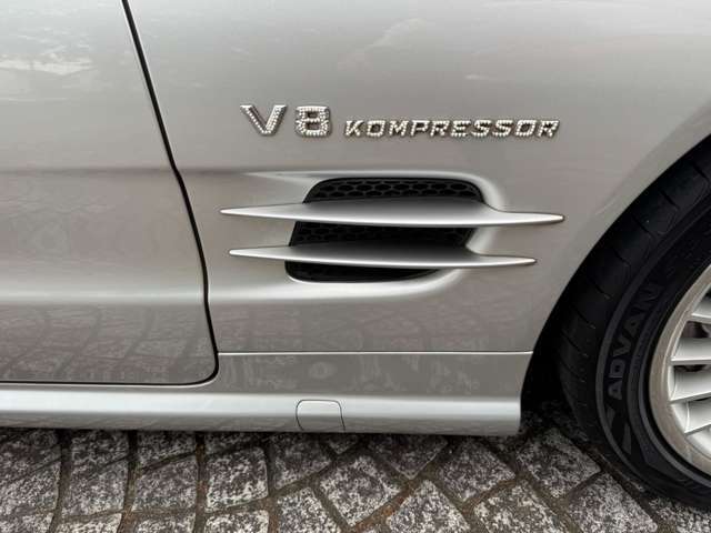 V8コンプレッサー（スーパーチャジャー）のロゴです。