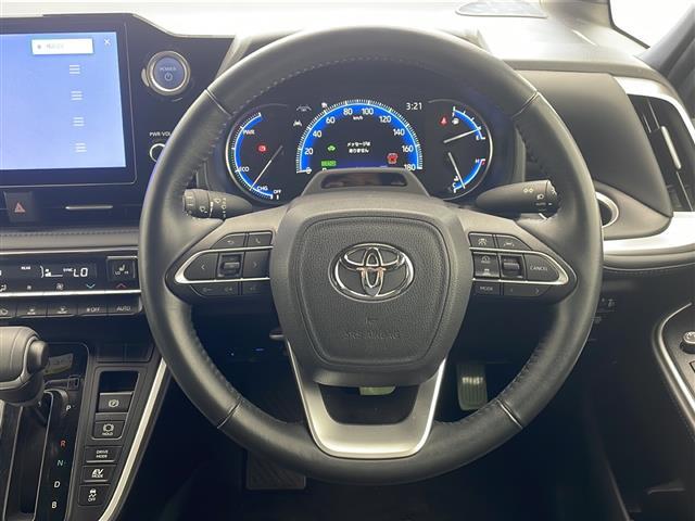 【ステアリング】軽い力で扱いやすいハンドルです。目立つ傷やスレなどなく綺麗な状態です！除菌プランいれていただくとさらに快適に！清潔なお車はお子様にも安心ですね！