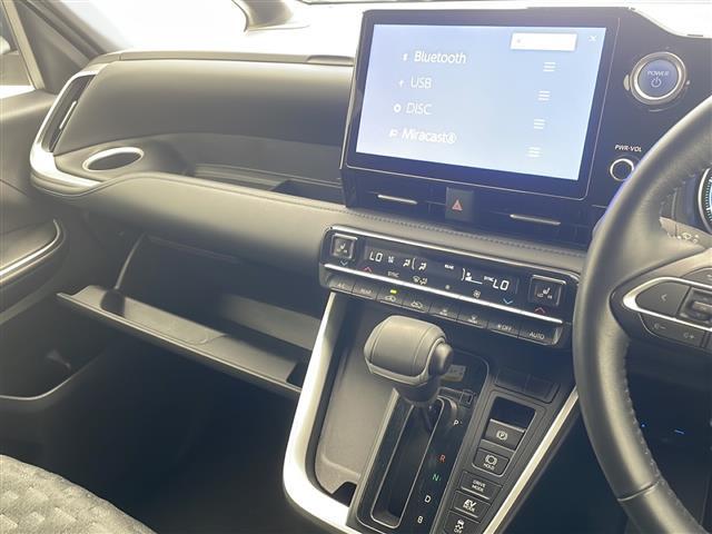 【グローブボックス】車検証ケースや、日頃使う小物類の収納に便利ですね！