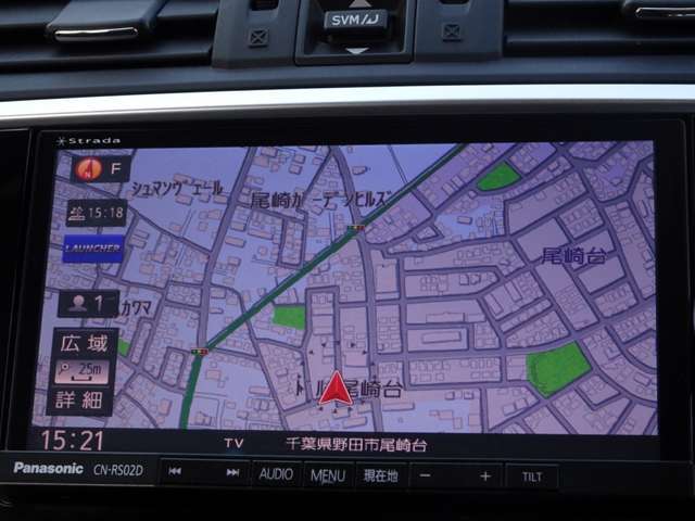 ストラーダSDナビが装着されております。機能も豊富でフルセグ地デジTVやDVD再生機能やミュージックサーバー機能やBluetooth機能など機能豊富です。
