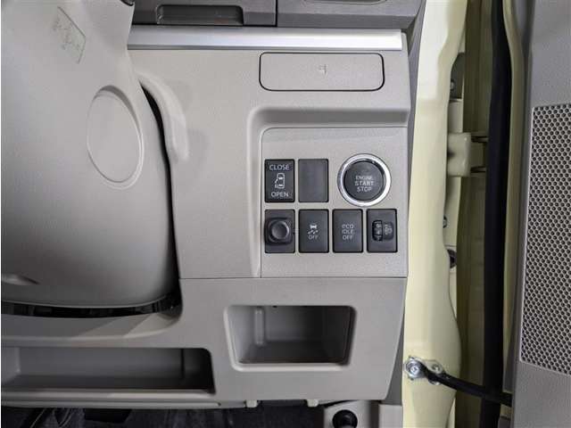 スマートキーを携帯していればキーを取り出さずにドアを施錠＆解錠。クルマの始動も可能です。