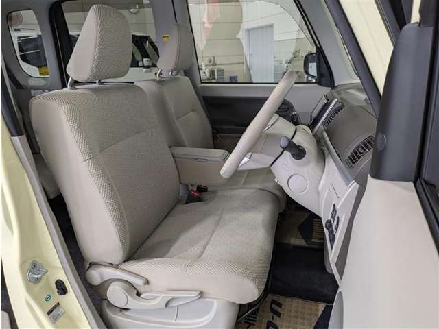 高いホールド性で運転姿勢が安定します。長距離ドライブでも疲れにくいのが魅力です。快適なドライビングライフをお送りください♪