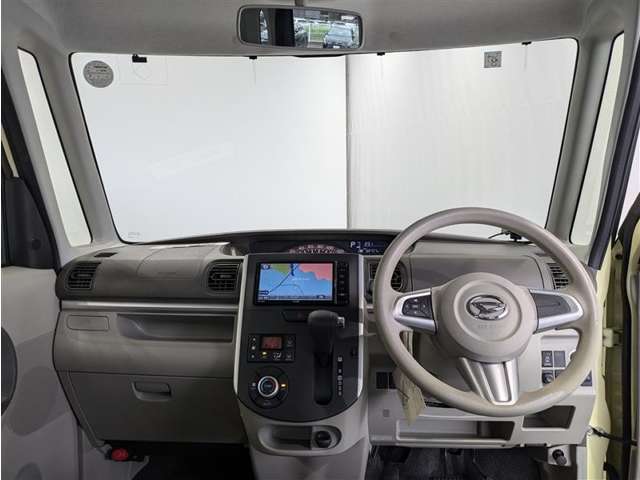 しっかりまとまった感のあるインパネ。各操作スイッチなども使いやすい位置に配置されていますよ