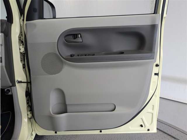 運転席ドア内張はご覧の通り。