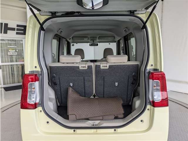 後席使用時でも、十分な荷室空間を確保しております