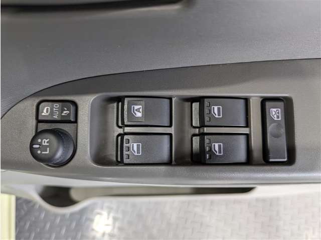 パワーウインドウも付いていますので、窓の開け閉めもスイッチ一つで簡単に行うことができます！