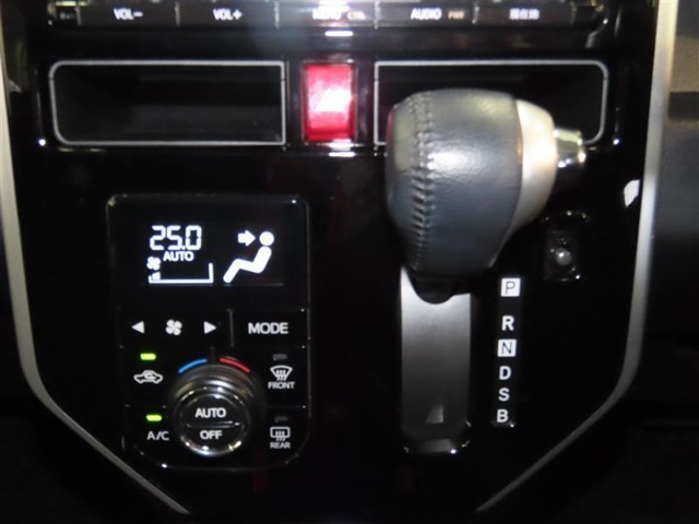 オートエアコンなのでお好みの温度で快適ドライブ