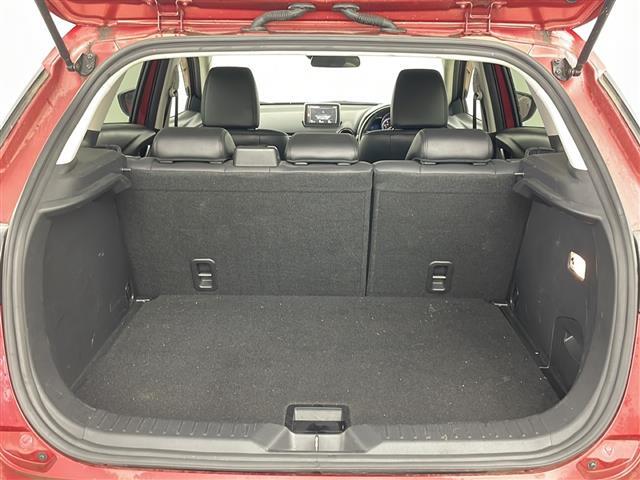 【トランク】積み込みやすくて、たっぷり積める荷室です。シートアレンジできるものは、乗車人数と荷物の量や大きさによってシートを動かすことができるので、より快適なドライブが可能です！