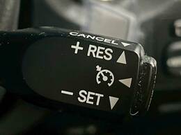 【クルーズコントロール】快適な高速クルージングを可能にする「クルーズコントロール」。