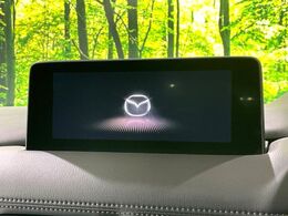 【8.8インチマツダコネクト】車内の雰囲気にマッチした大型のディスプレイ。スマホ接続でのナビ使用やBluetooth再生等、様々な機能が楽しめます。直感的なダイヤル操作が可能で、使い勝手も良好です。