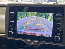 【バックカメラ】駐車時に後方がリアルタイム映像で確認できます。大型商業施設や立体駐車場での駐車時や、夜間のバック時に大活躍！運転スキルに関わらず、今や必須となった装備のひとつです！