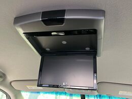 【後席モニター】家族や友人とお出かけする機会が多い方に大人気の後席モニターを装備！見やすい位置に画面がありテレビやDVDの視聴も快適！友達もお子様も、後席にしか乗らなくなるかも？？