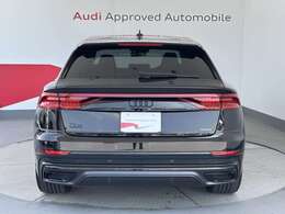 フロント同様、水平基調のデザインが安定感とワイドさを強調しています。