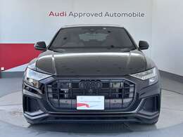 Audiの象徴であるシングルフレームグリルをよりワイドで低くシャープなデザインとすることでワイド＆ローのフォルムを協調しています。