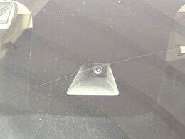 【インテリジェントエマージェンシーブレーキ】フロントカメラで前方の車両や歩行者を検知。衝突しそうな時は衝突被害軽減ブレーキが作動、衝突回避をサポート。より安全にドライブをお楽しみいただけます。