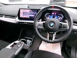 雰囲気のあるインパネ周りです。各スイッチも操作しやすい配慮がなされております。