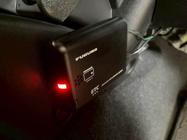 【ETC車載器】を装備しておりますので、ご納車直後からの遠距離ドライブも可能です。土日の利用料金の割引や、朝夕の通行料金を割引料金で高速道路をお楽しみいただけます。