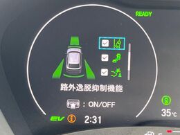 【ホンダセンシング】走行中に前方の車両等を認識し、衝突しそうな時は警報とブレーキで衝突回避と被害軽減をアシスト。より安全にドライブをお楽しみいただけます。