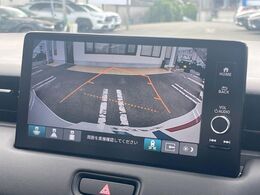 【バックカメラ】駐車時に後方がリアルタイム映像で確認できます。大型商業施設や立体駐車場での駐車時や、夜間のバック時に大活躍！運転スキルに関わらず、今や必須となった装備のひとつです！
