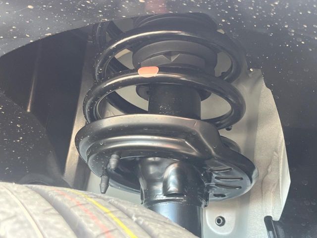 お車を安心してお乗りいただく為には、足回りの定期点検が欠かせません。サービスサポート（有償保証）では無料点検もご提供しており、安心のカーライフをお過ごしいただけるサポート体制が整っています。