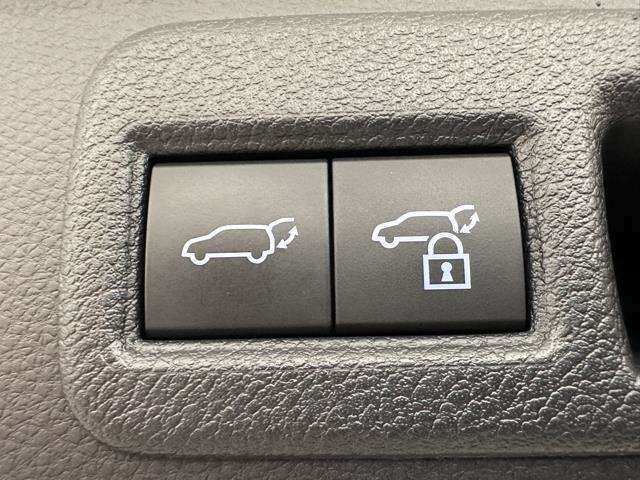 電動式バックドアなのでボタン一つで開け閉めできるので便利ですよ。　挟み込み防止機能も付いてるのでお子様の手や荷物を挟み込むのを防いでくれます。